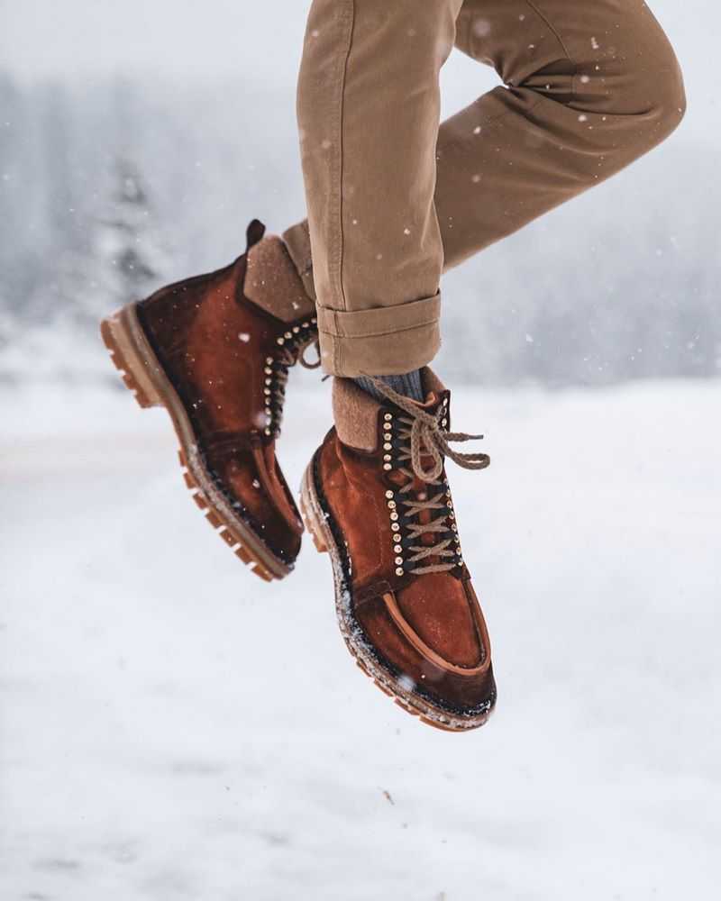 В статье рассказывается об особенностях выбора зимней обуви для мужчин - на что обратить внимание, где купить и какие бренды самые лучшие Составлен рейтинг качественных зимних ботинок для мужчин