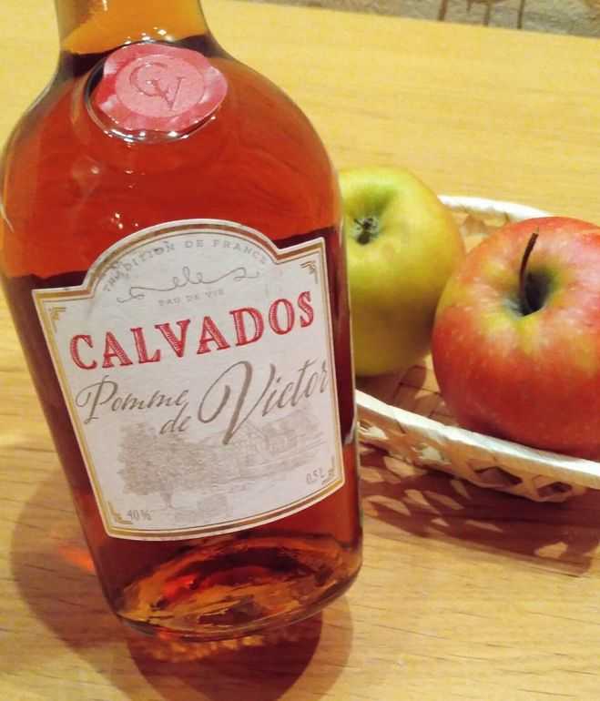 Как пить кальвадос правильно. Яблочный бренди кальвадос. Яблочный коньяк кальвадос. Вино кальвадос.
