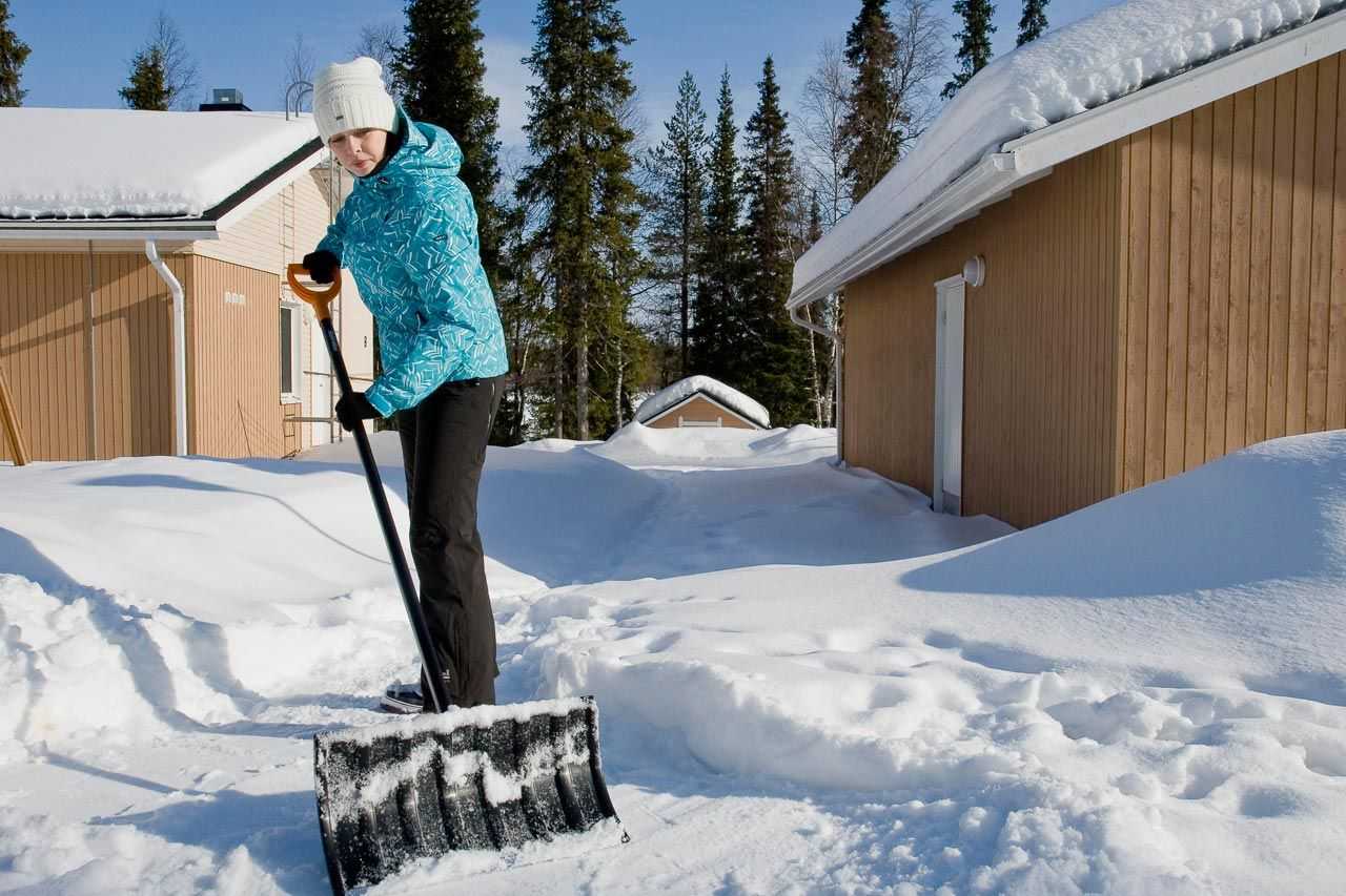 👍лучшие лопаты для уборки снега на 2022 год. самые популярные модели, снегоуборочные лопаты из стали и пластмассы.