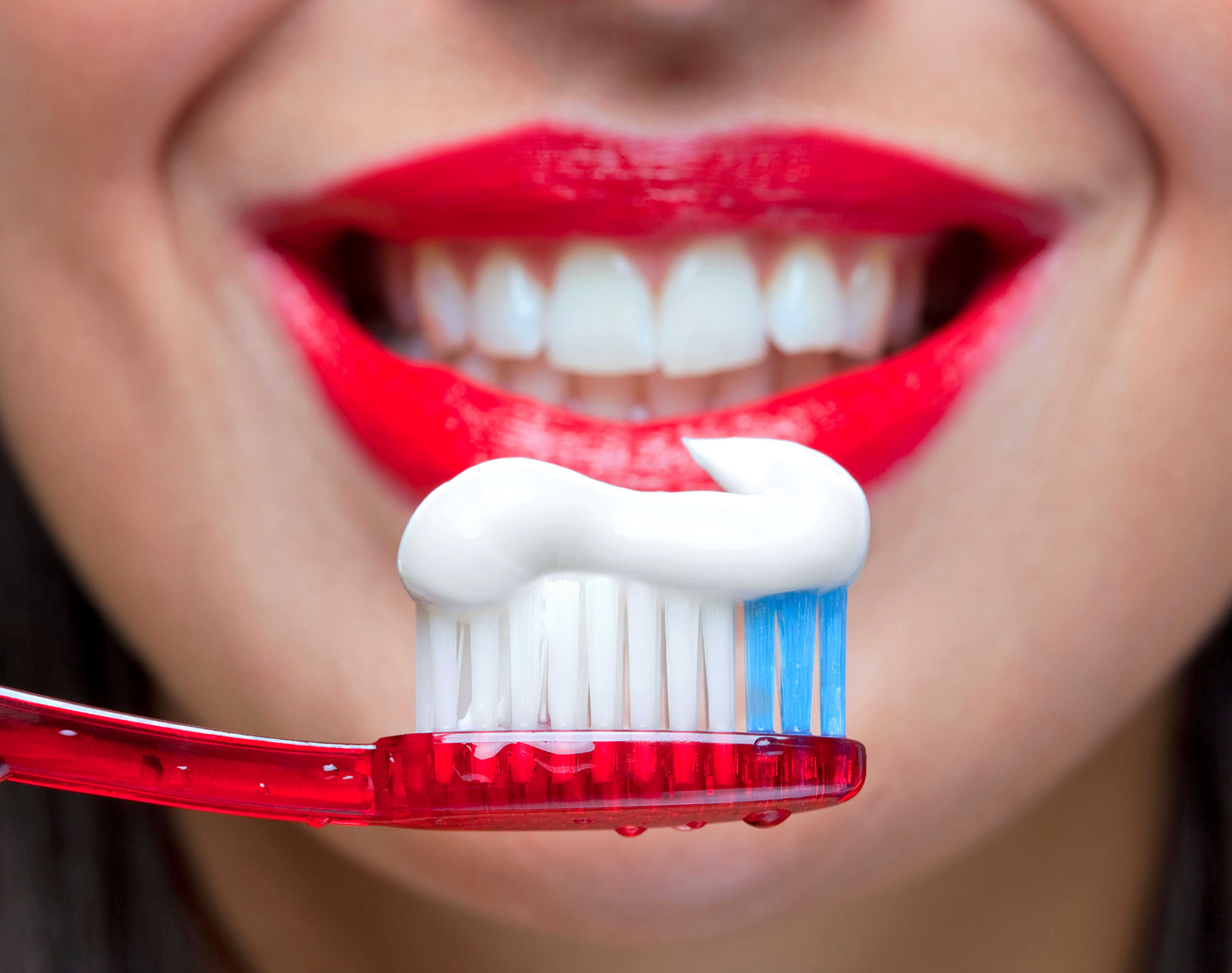 Чистка зубов вредно. Зубная щетка. Чистые зубы. Гигиена полости рта зубные щетки.