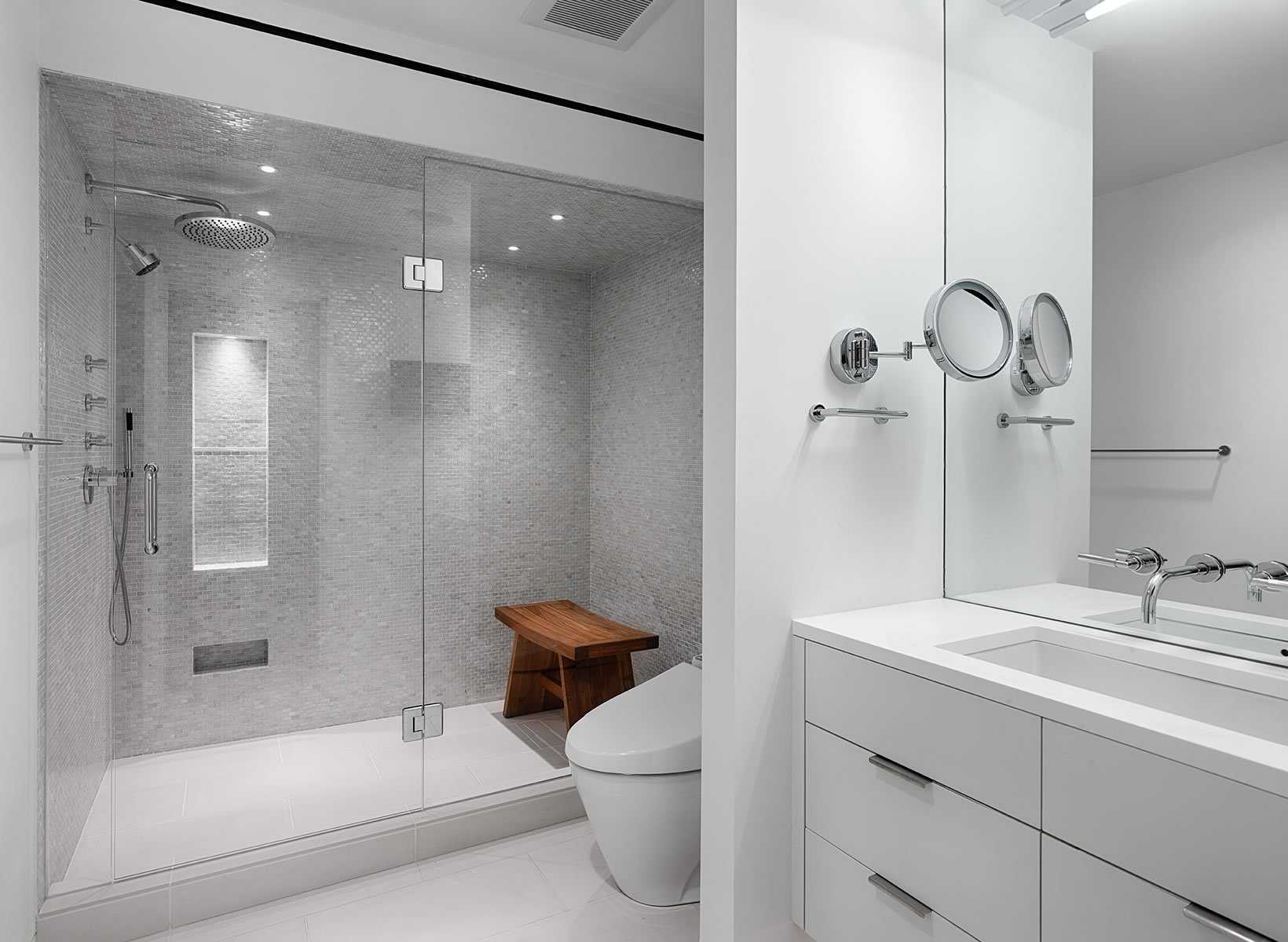 White shower. Современная душевая комната. Интерьер ванной комнаты с душем. Душевые в современном стиле. Прямоугольная ванная комната с душевой.