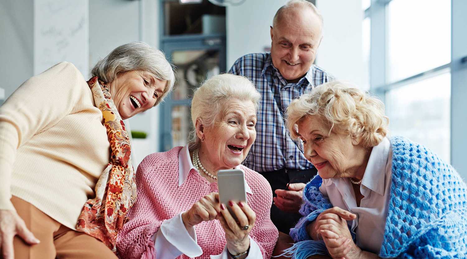 Пожилые люди. Бабушка и дедушка. Бабка со смартфоном. Счастливые пенсионеры.