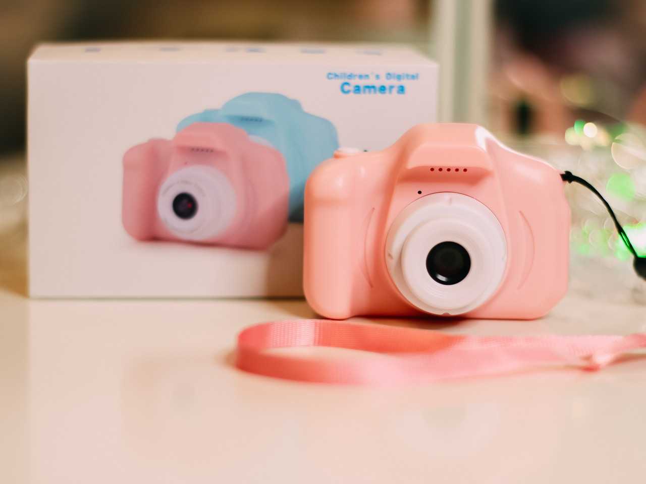 В статье дан рейтинг лучших фотоаппаратов для дошкольников и деток постарше на 2022 годПеречислены плюсы и минусы самых популярных моделей, приведены рекомендации как привить малышу любовь к фотоискусству