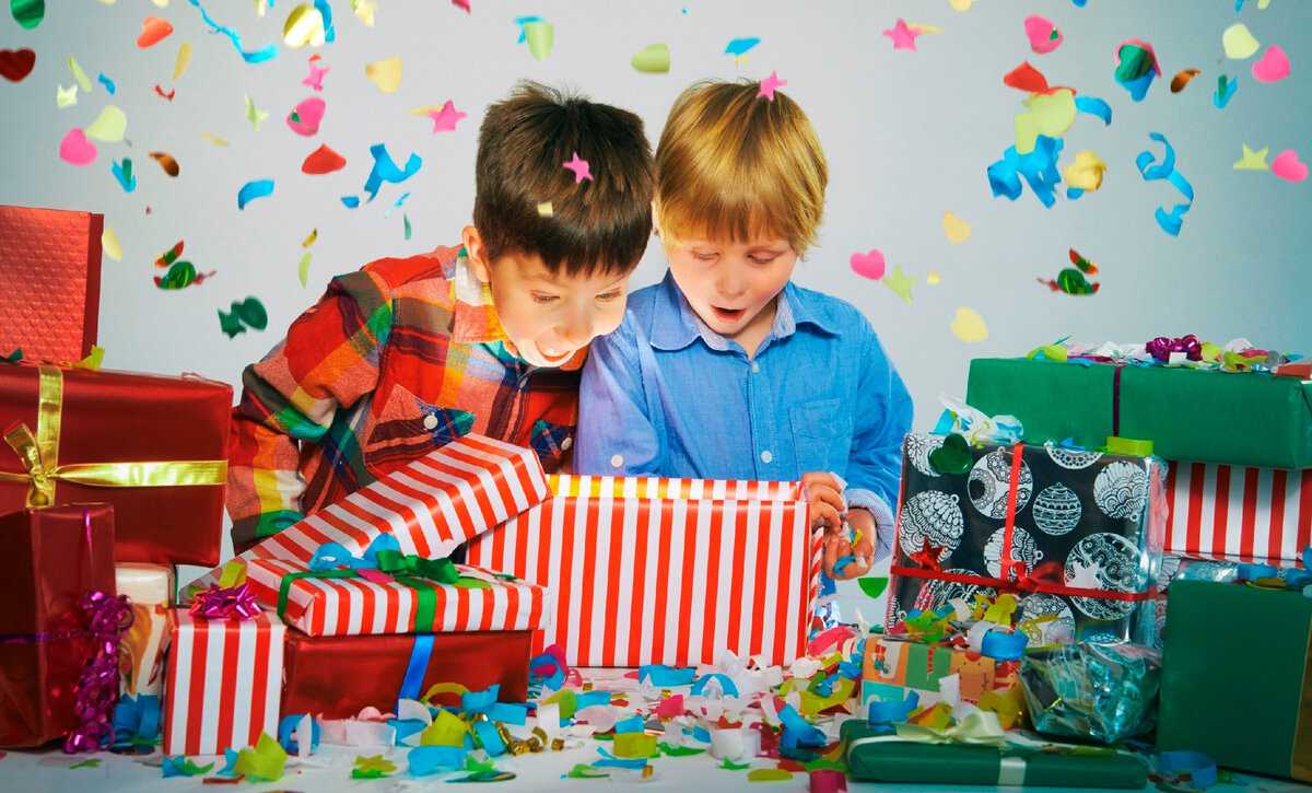 Что подарить мальчику на 10 лет: идеи подарков на любой вкус и кошелек